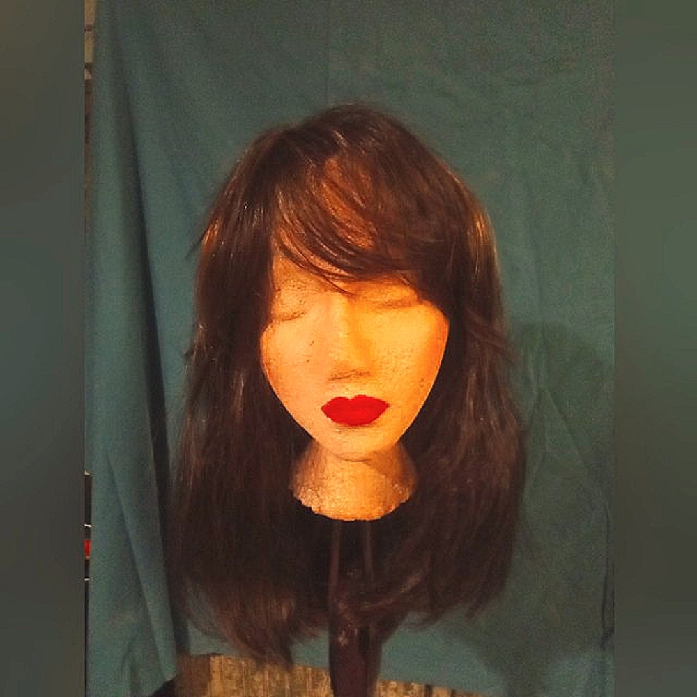 Beautiful 2 tone med. Length wig